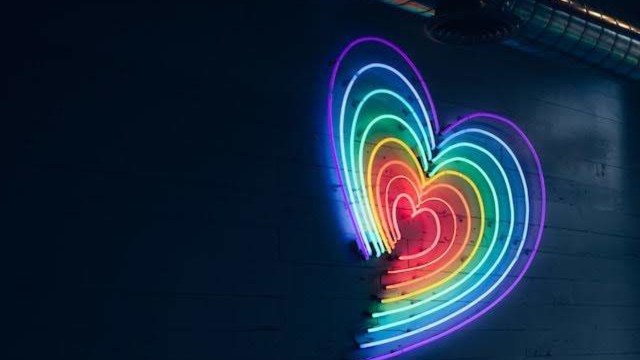 Nelson Mandela y Deepak Chopra hablando sobre alimentar la luz y el amor.
